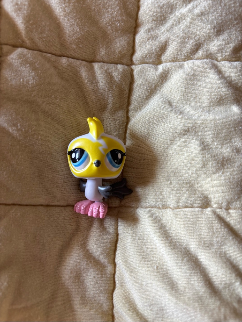 Littlest Pet Shop Yellow Bird Figure with Blue Eyes and Pink Feet